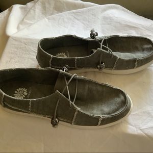 Yellow box canvas women’s shoes